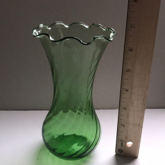 Vintage Emerald Green Glass Ruffle top Swirl Vase - Picture 3 of 8